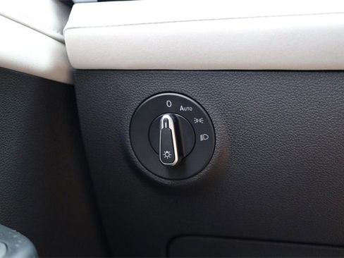 New 2025 Volkswagen Taos SE image 21