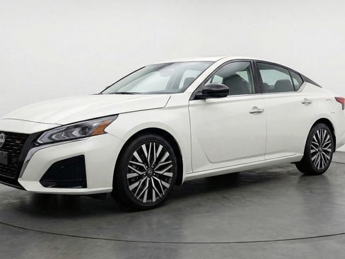 Used 2025 Nissan Altima 2.5 SV image 3