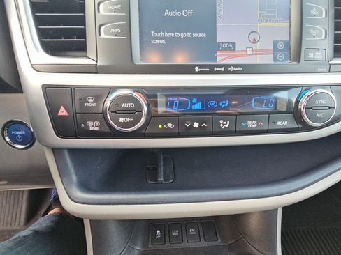 Used 2017 Toyota Highlander XLE AWD/4WD image 18