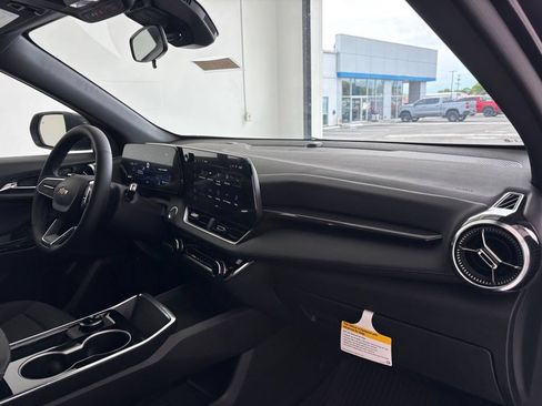 New 2027 Chevrolet Equinox LT w/ LPO, Floor Liner Package FWD image 35