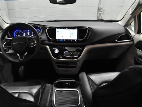 Used 2023 Chrysler Pacifica Touring-L FWD image 6