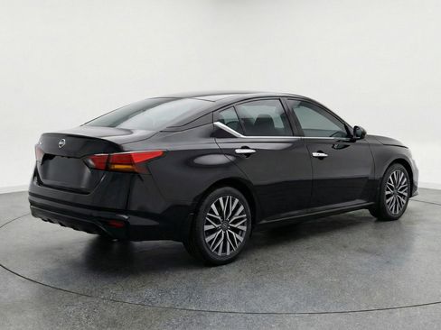 Used 2025 Nissan Altima 2.5 SV FWD image 9