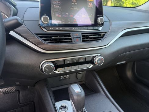 Used 2025 Nissan Altima 2.5 SV FWD image 17