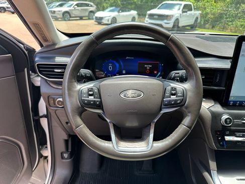 Used 2020 Ford Explorer Platinum w/ Premium Technology Package AWD/4WD image 22