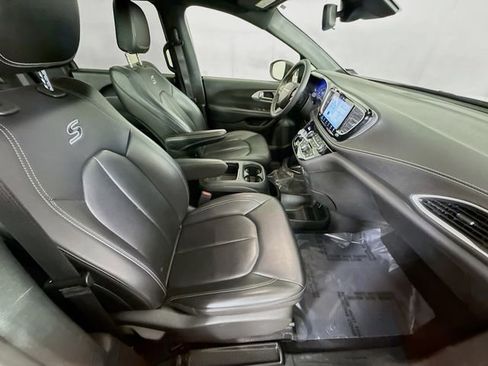 Used 2023 Chrysler Pacifica Touring-L w/ S Appearance Package image 24