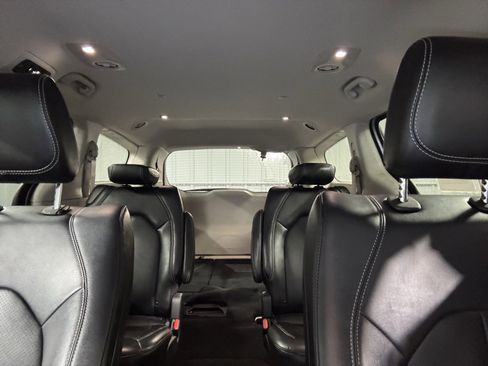 Used 2024 Chrysler Pacifica Touring-L image 28