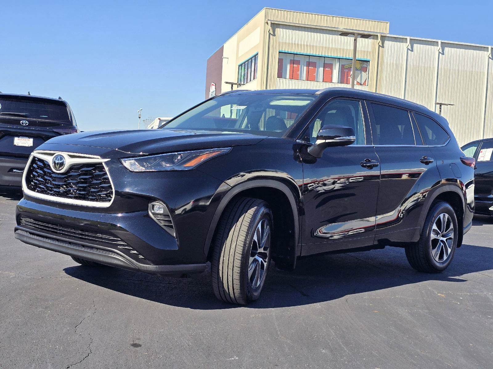 Used 2025 Toyota Highlander XLE AWD/4WD image 3
