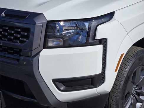 Used 2025 Nissan Frontier SV image 9