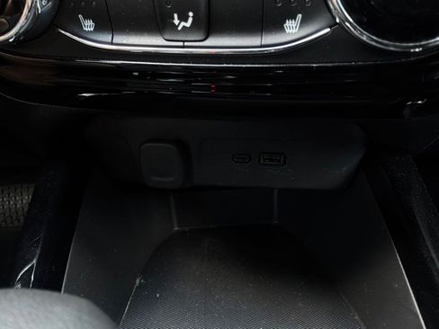 Used 2025 Chevrolet Trax LT w/ LT Convenience Package FWD image 27