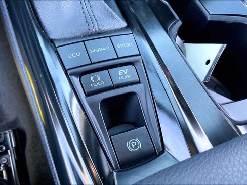 Used 2025 Toyota Camry SE w/ Convenience Package image 33