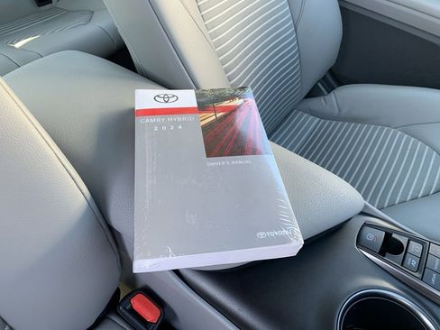 Used 2024 Toyota Camry SE image 34