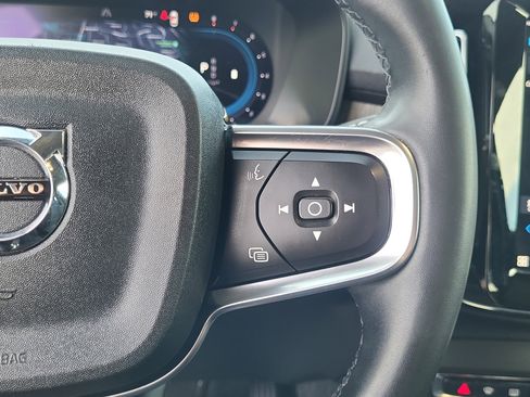 Certified 2023 Volvo XC40 B5 Ultimate w/ Protection Package Premier image 16