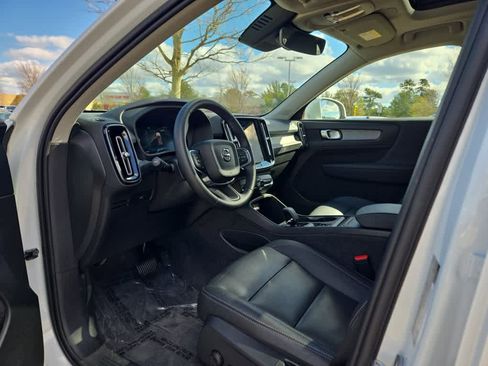 Used 2025 Volvo XC40 B5 Core image 11
