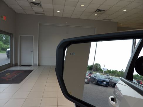 Used 2025 Chevrolet Colorado Z71 AWD/4WD image 8