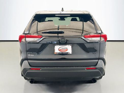 Used 2022 Toyota RAV4 LE FWD image 5