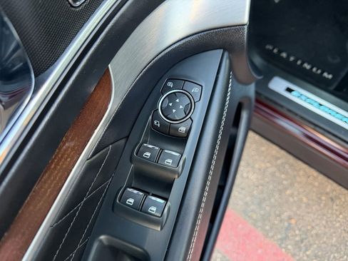 Used 2019 Ford Explorer Platinum image 14