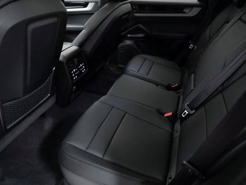 Certified 2025 Porsche Cayenne image 29