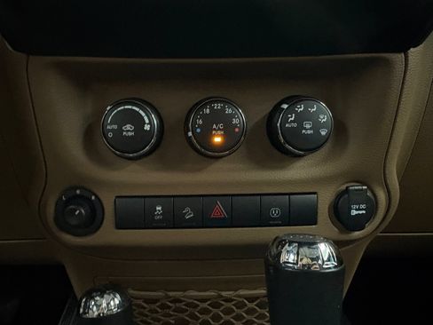 Used 2018 Jeep Wrangler Unlimited Rubicon w/ Dual Top Group AWD/4WD image 27