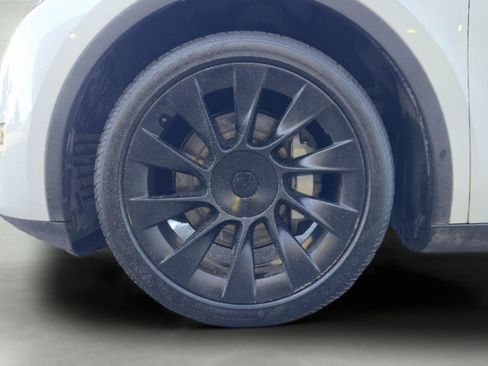 Used 2023 Tesla Model Y AWD image 11