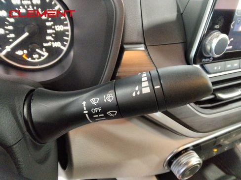 Used 2025 Nissan Altima 2.5 SV image 15