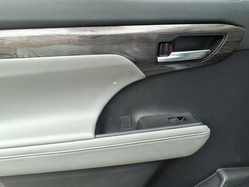 Used 2022 Toyota Highlander Platinum FWD image 10