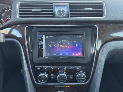 Used 2014 Volkswagen Passat 1.8T SEL Premium image 23