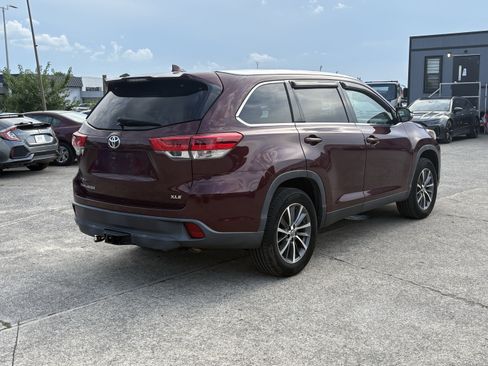 Used 2019 Toyota Highlander XLE FWD image 4