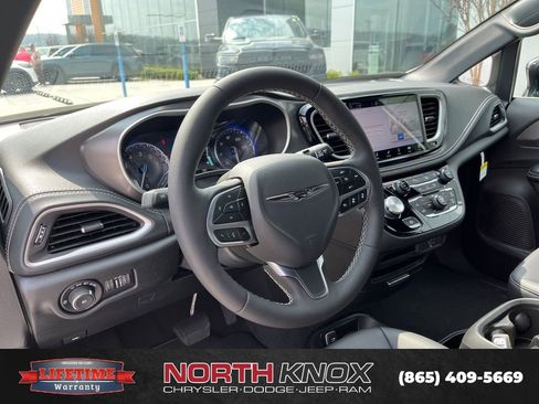 New 2026 Chrysler Pacifica Select image 6