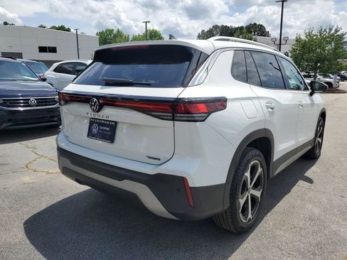 Certified 2025 Volkswagen Tiguan SE w/ Panoramic Sunroof Package AWD/4WD image 4
