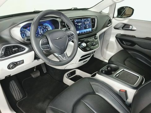 Used 2024 Chrysler Pacifica Touring-L FWD image 16