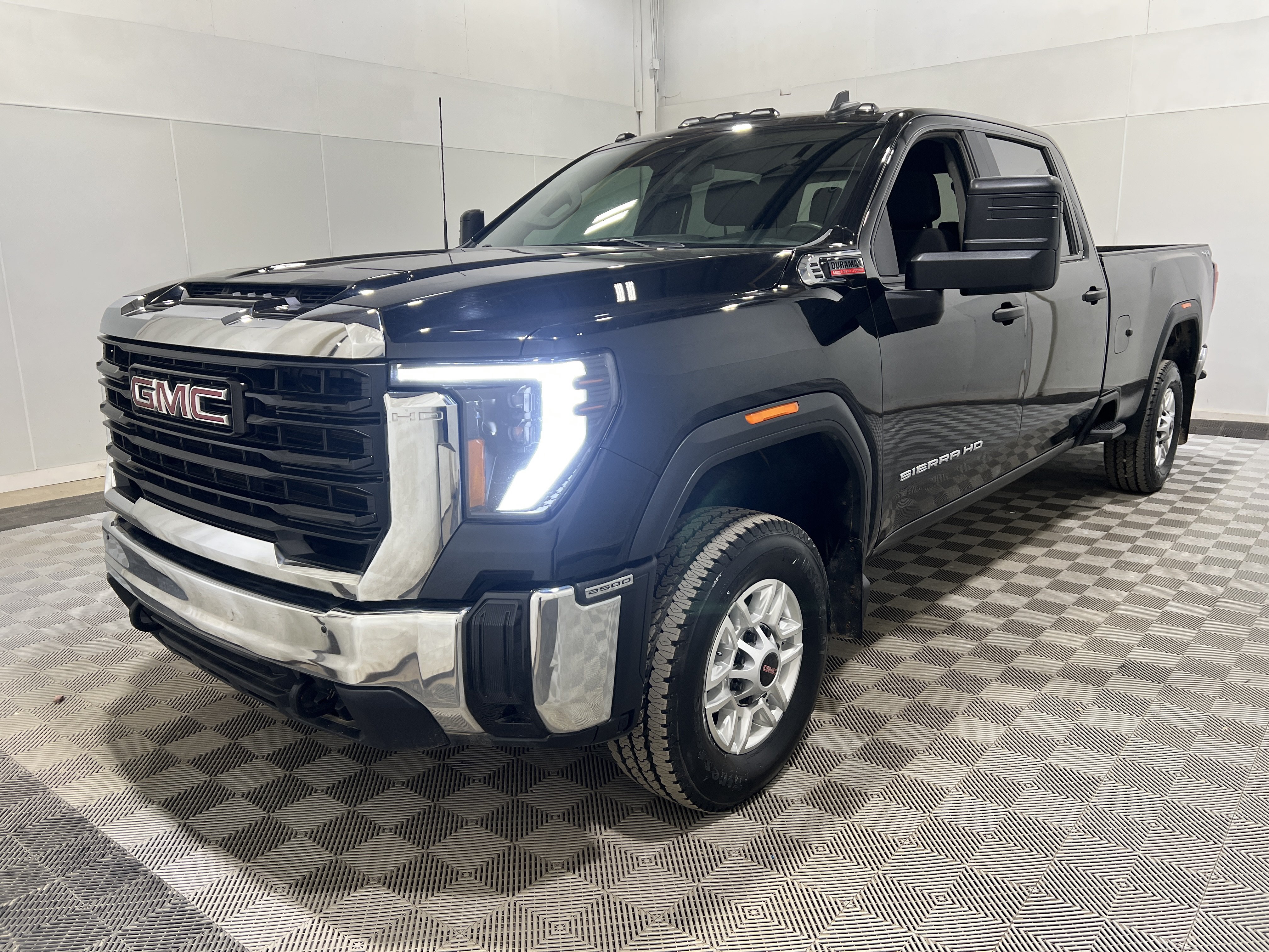 Used 2024 GMC Sierra 2500 Pro AWD/4WD image 1