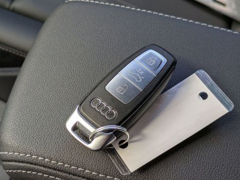 Used 2024 Audi Q4 e-tron Prestige image 31