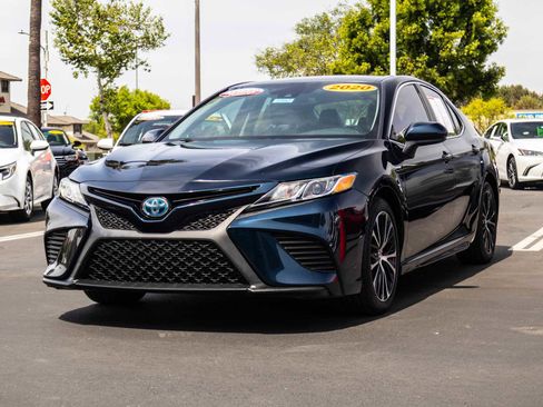 Used 2020 Toyota Camry SE image 3
