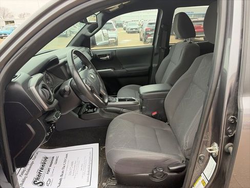 Used 2017 Toyota Tacoma TRD Sport w/ Tow Package (A/T) image 11