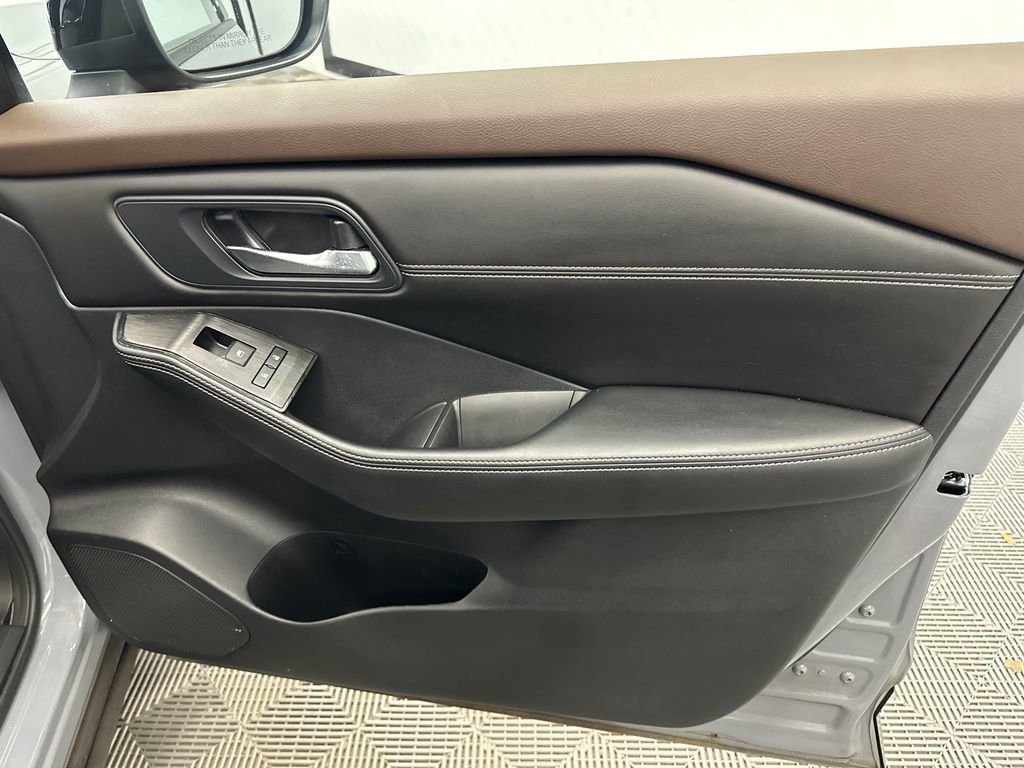 Used 2023 Nissan Rogue SV w/ SV Premium B Package FWD image 15