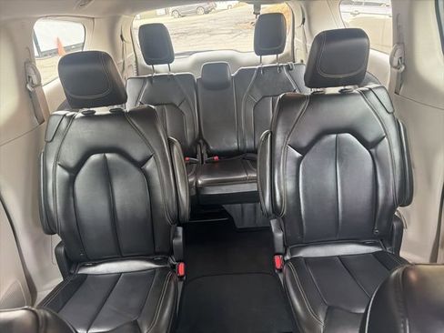 Used 2023 Chrysler Pacifica Touring-L FWD image 18