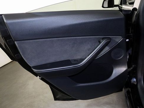 Used 2021 Tesla Model Y Long Range image 24