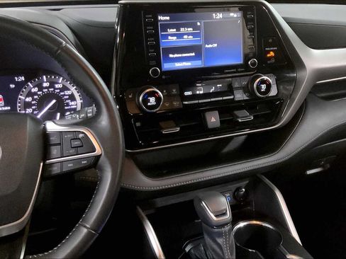 Used 2022 Toyota Highlander XLE AWD/4WD image 7