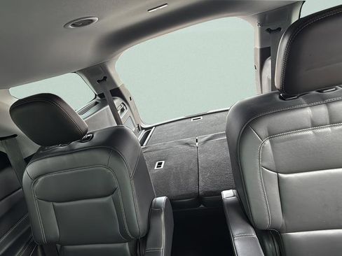 Used 2024 Ford Explorer XLT w/ Equipment Group 202A image 31