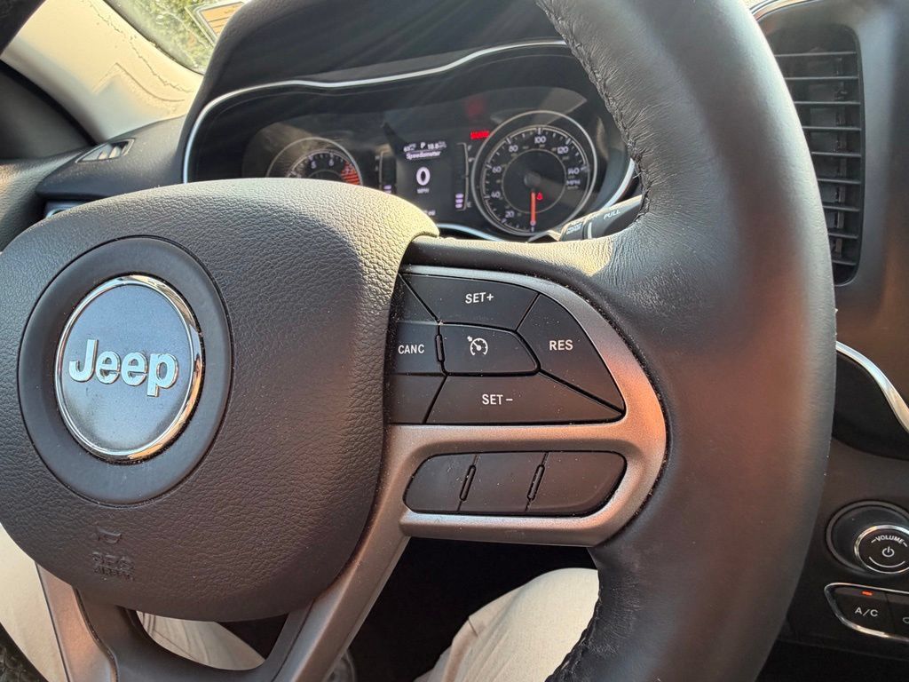 Used 2019 Jeep Cherokee Latitude Plus w/ Comfort/Convenience Group AWD/4WD image 15