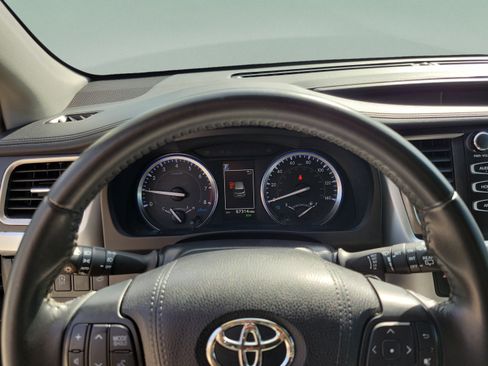 Used 2019 Toyota Highlander SE FWD image 15