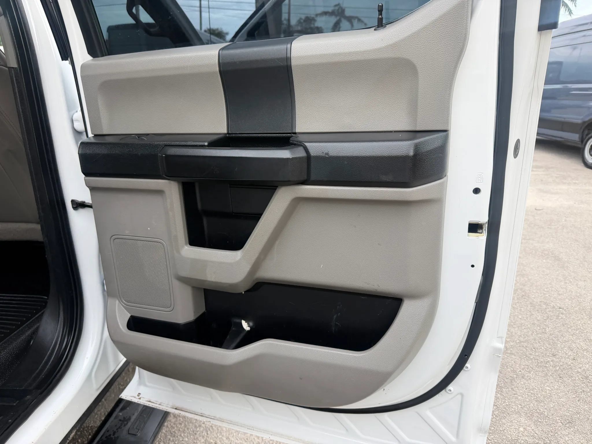 Used 2019 Ford F350 4x4 Crew Cab XL DRW w/ Power Equipment Group image 17
