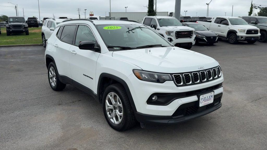 Used 2025 Jeep Compass Latitude w/ Sun & Sound Group AWD/4WD image 9