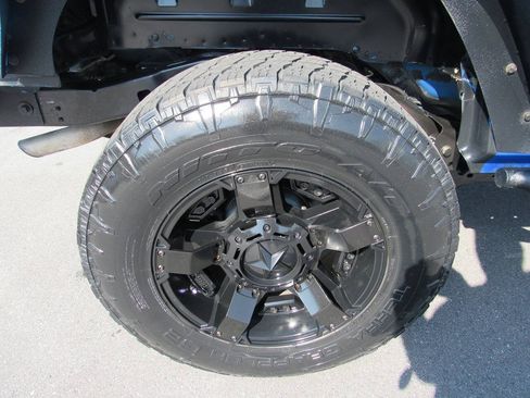 Used 2016 Jeep Wrangler Unlimited Sahara w/ Connectivity Group AWD/4WD image 14