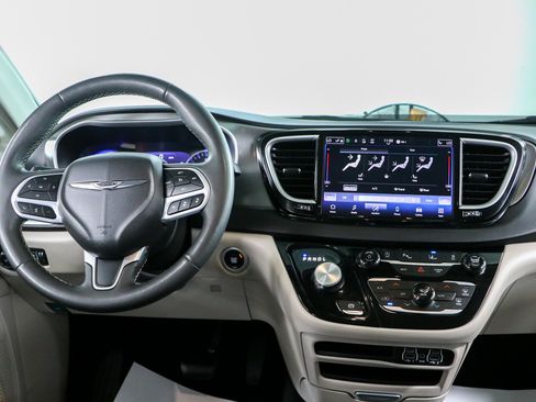 Used 2024 Chrysler Pacifica Touring-L FWD image 17