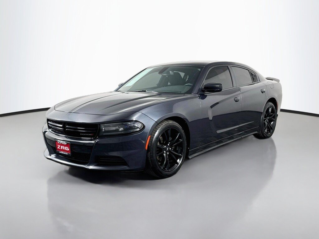 Used 2017 Dodge Charger SE w/ Blacktop Package RWD image 1