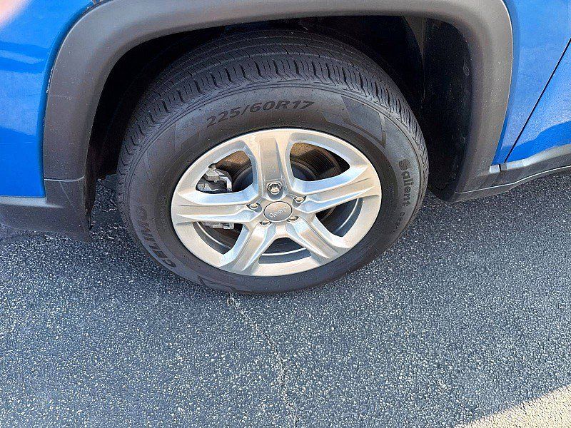 Used 2024 Jeep Compass Latitude AWD/4WD image 23