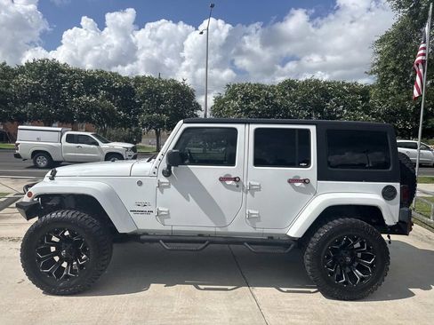 Used 2016 Jeep Wrangler Unlimited Sahara w/ Connectivity Group AWD/4WD image 4