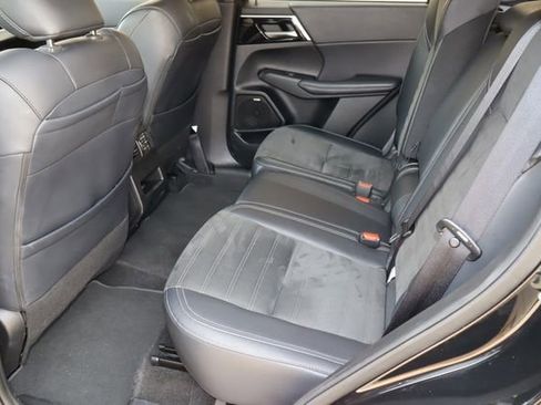 Used 2025 Mitsubishi Outlander AWD image 5