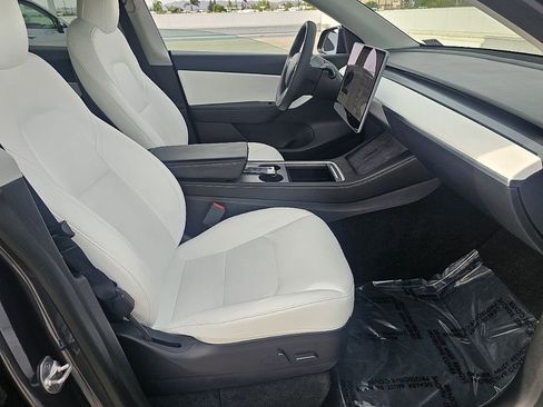 Used 2022 Tesla Model Y Long Range image 20